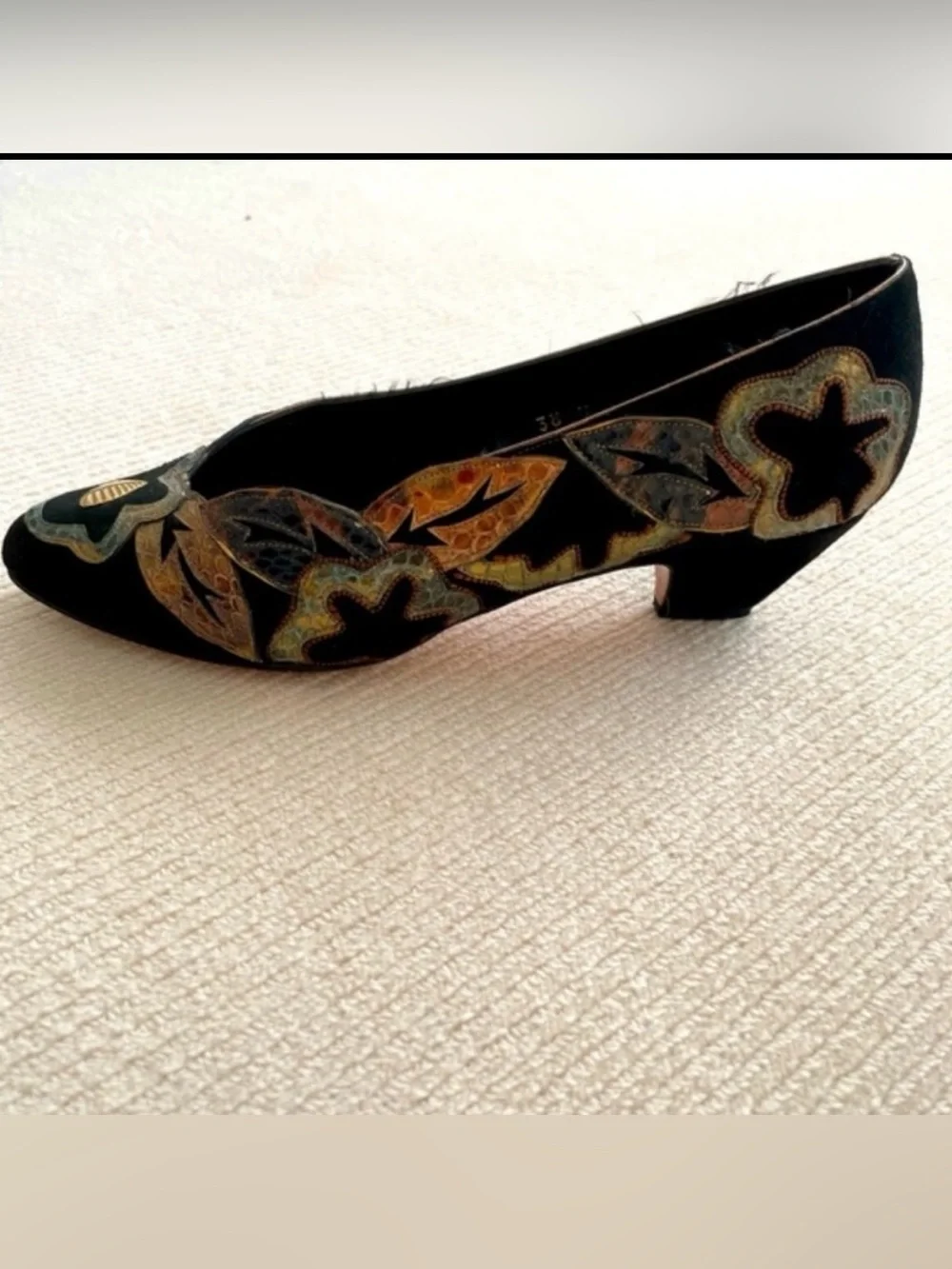 Gomez Rivas Black Pump Heel Shoes With Floral design size 7.5